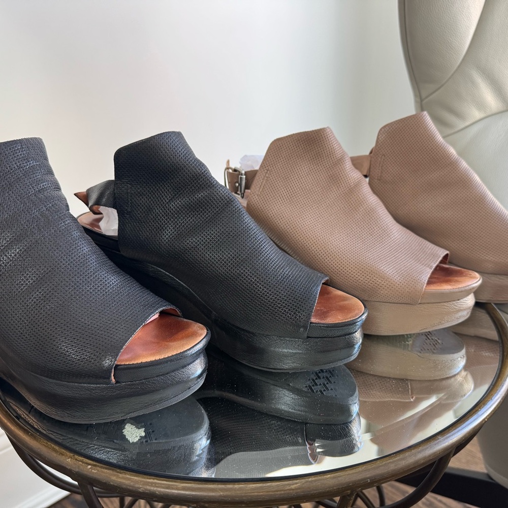 Two Gentle Souls Jasper wedges by Kenneth Cole Black & Taupe